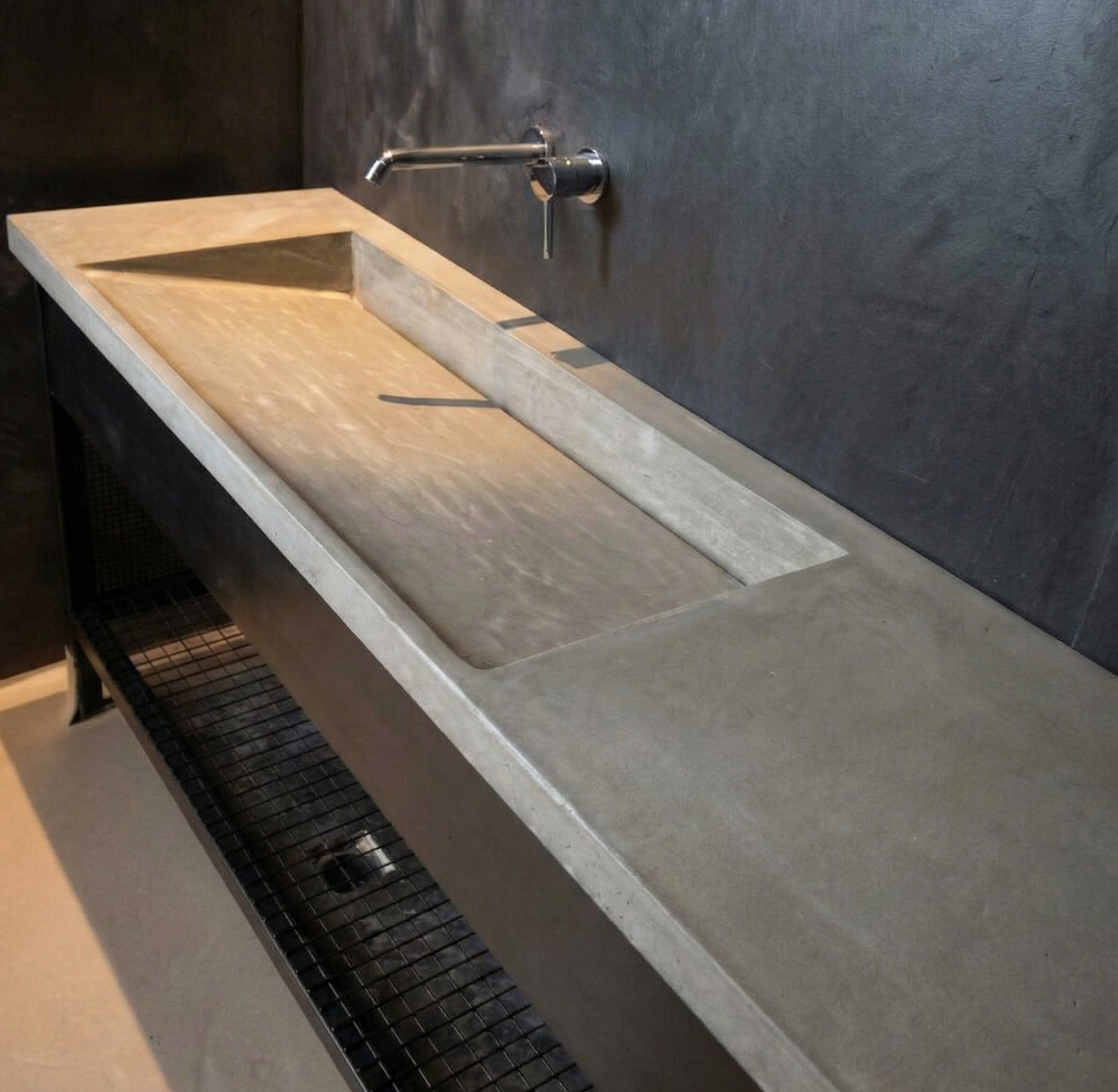 Long concrete sink with slit drain