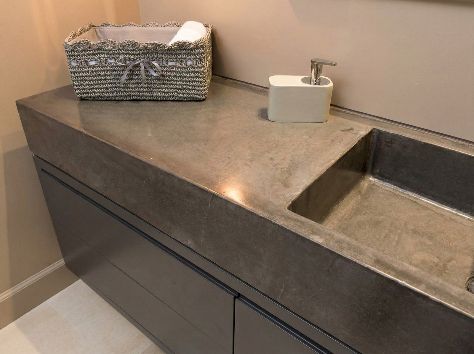 Concrete sink with marble wall tiles